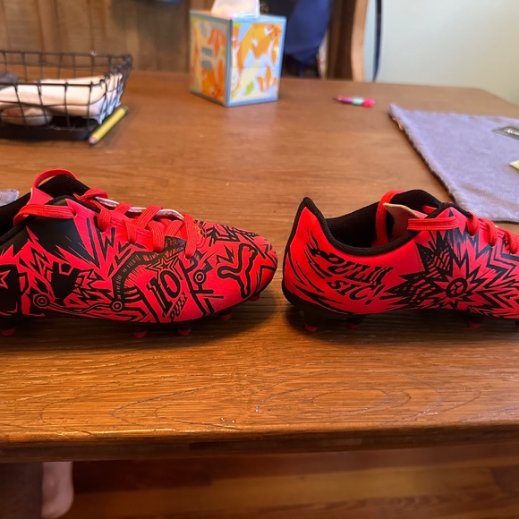 Puma Pulisic kids soccer cleats size 1 - Picture 3 of 3